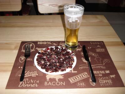Прикрепленное изображение: 1 Барбекю кафе Torro Нарезка сыро-вяленной колбасы из оленины с пивом.jpg